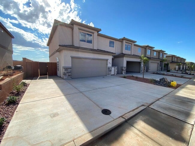 property at 627 S Malorie Wy