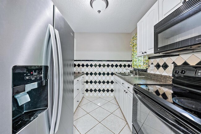 733 Hummingbird Way, Unit 10 in North Palm Beach, FL - Building Photo - Building Photo