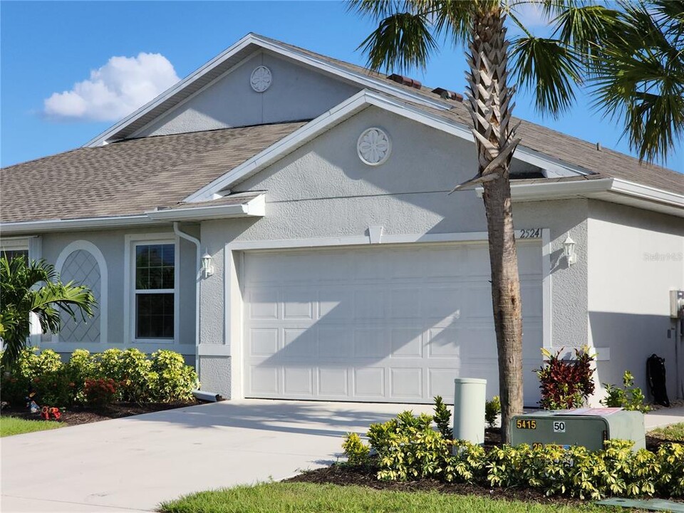 25241 E Lenox Cir in Punta Gorda, FL - Building Photo