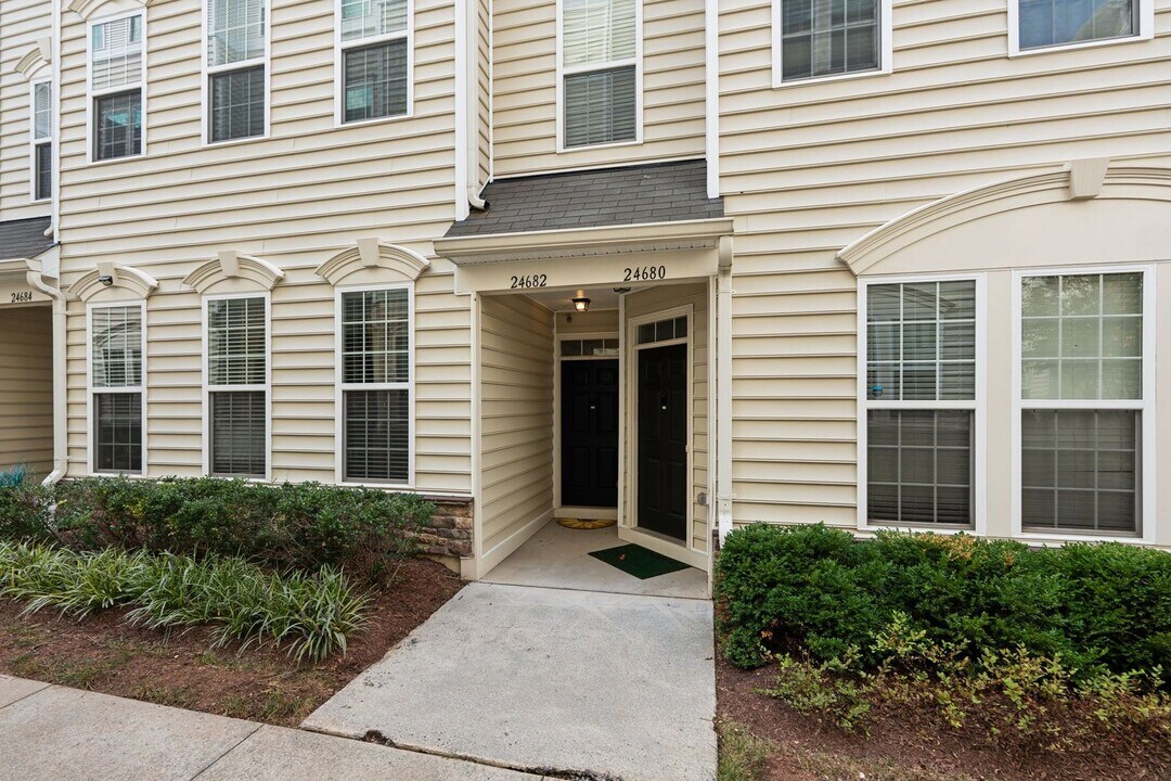 24682 Lynette Springs Ter in Aldie, VA - Building Photo