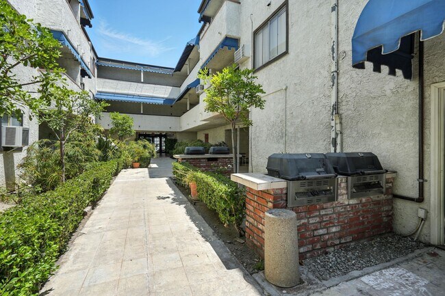 18530 Hatteras St, Unit 326 in Tarzana, CA - Building Photo - Building Photo
