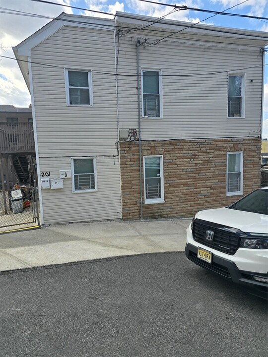 201 Oak St in Yonkers, NY - Building Photo