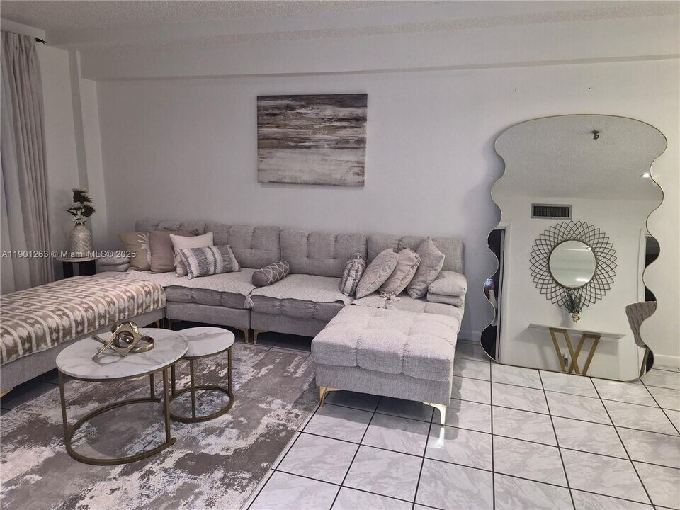201 180th Dr in Sunny Isles Beach, FL - Building Photo