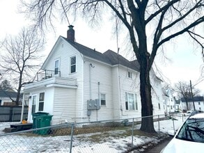 1121 Summit St in Eau Claire, WI - Building Photo - Building Photo