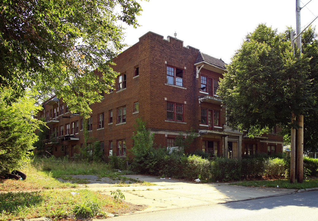 Woodworth Manor in East Cleveland, OH - Building Photo