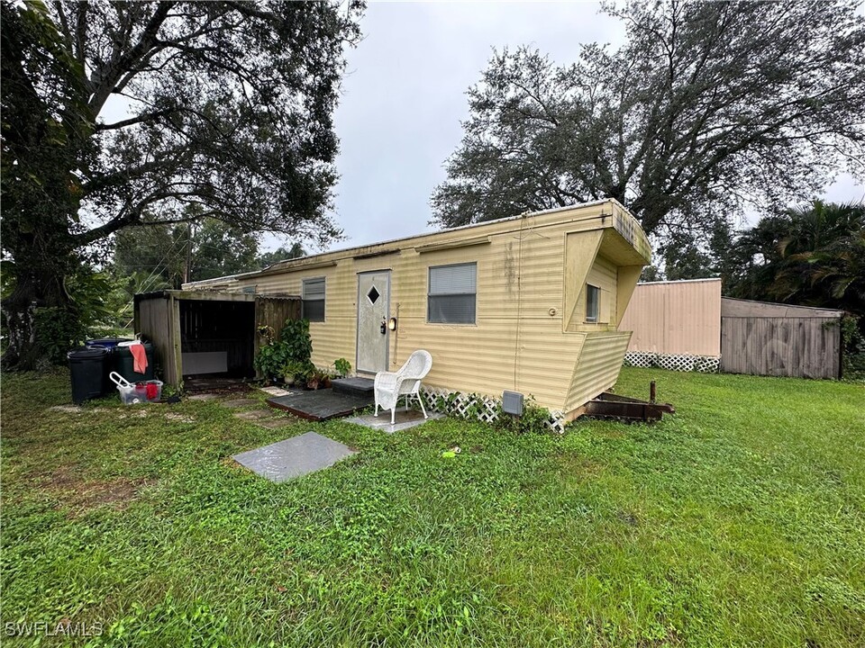 328 State St in North Fort Myers, FL - Building Photo