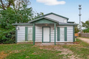 105 Clear Lake Rd in Highlands, TX - Building Photo