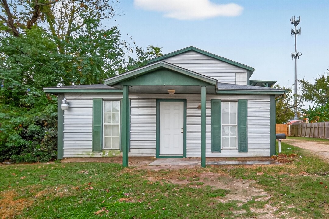 105 Clear Lake Rd in Highlands, TX - Building Photo