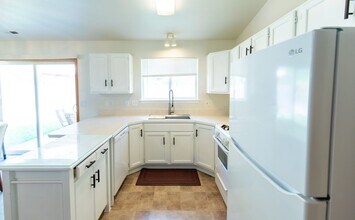 7784 N Sweet River Dr in Coeur d'Alene, ID - Building Photo - Building Photo