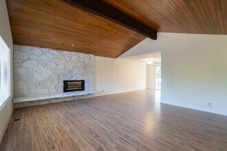 16255 NE 165th St in Woodinville, WA - Building Photo - Building Photo