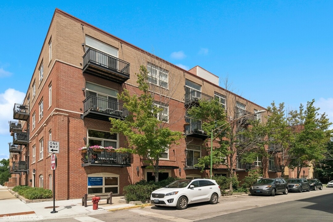 2806 N Oakley Ave, Unit 408 in Chicago, IL - Building Photo