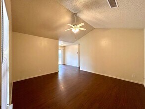 8802 Pineridge Dr in Austin, TX - Building Photo - Building Photo