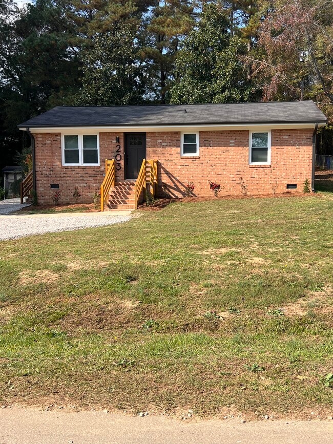 203 Apache Dr in Nashville, NC - Foto de edificio - Building Photo