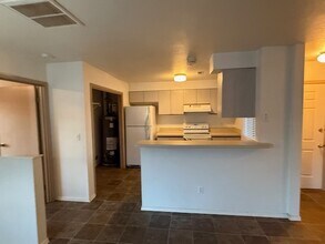 553 S Workland Ln, Unit 201 in Boise, ID - Foto de edificio - Building Photo