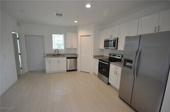 3305 Bassie Ct in Ft. Myers, FL - Foto de edificio - Building Photo