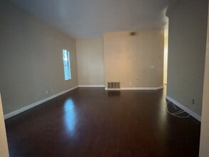 564 Brittany Dr in Corona, CA - Building Photo - Building Photo