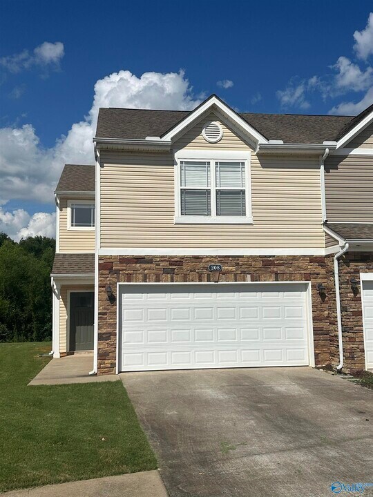 208 Falling Water Ln SW in Madison, AL - Building Photo