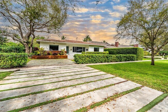 1223 NE 102nd St in Miami Shores, FL - Foto de edificio - Building Photo