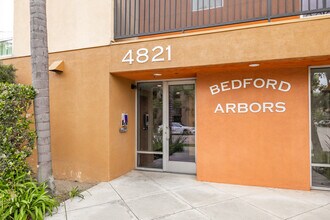 Bedford Arbors in North Hollywood, CA - Foto de edificio - Building Photo