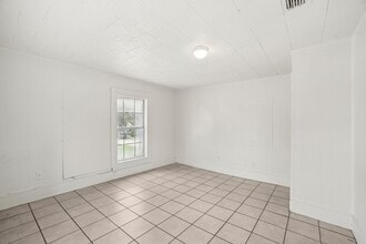 302 S Wood St, Unit 2 in Cleburne, TX - Building Photo - Building Photo