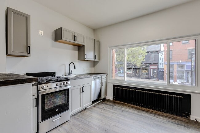 747 E Warrington Ave in Pittsburgh, PA - Foto de edificio - Building Photo