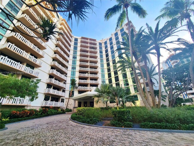 1111 Crandon Blvd in Key Biscayne, FL - Building Photo - Building Photo