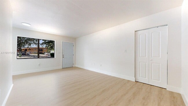 1676 W 42nd St in Hialeah, FL - Foto de edificio - Building Photo