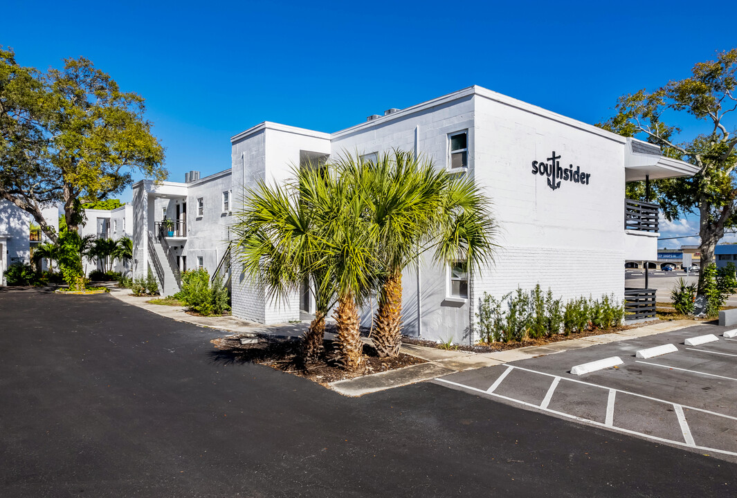 Oasis Palms Apartments in St. Petersburg, FL - Building Photo