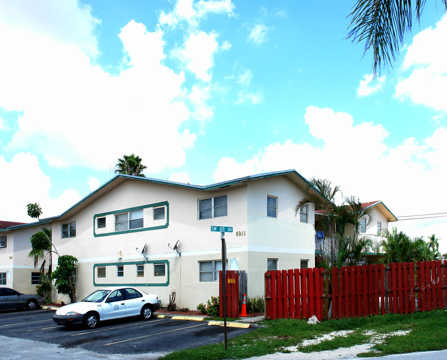 Pembroke Manor Apartments in Pembroke Pines, FL - Foto de edificio