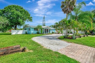 1731 Redwood St in Sarasota, FL - Building Photo