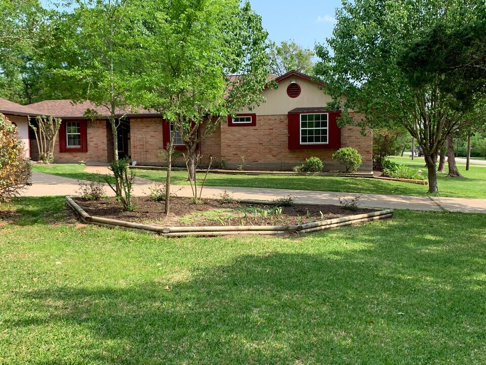 7205 Wood Oaks Dr in Bryan, TX - Building Photo