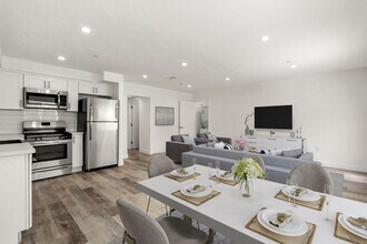 10853 Hartsook St in Los Angeles, CA - Building Photo - Building Photo