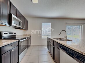 35900 Jenny Lynne Cir in Zephyrhills, FL - Foto de edificio - Building Photo