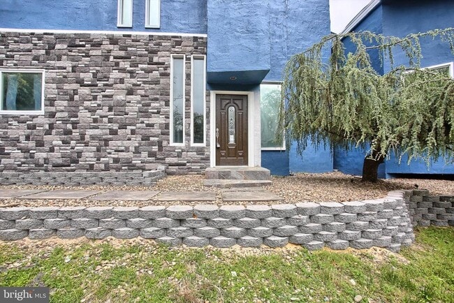 property at 1813 Holly Dr