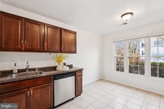 5450 Lighthouse Ln in Burke, VA - Building Photo - Building Photo