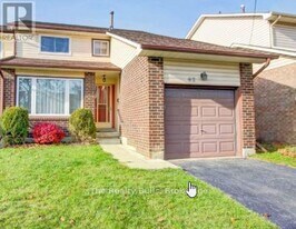 62 Courtleigh Square in Brampton, ON - Building Photo