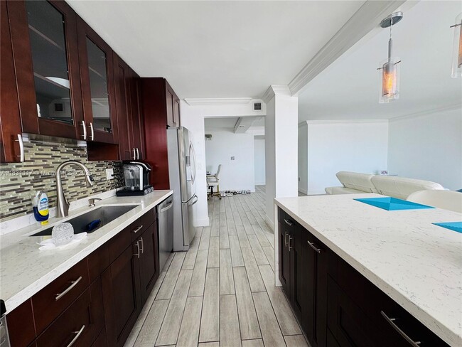 18031 Biscayne Blvd in Aventura, FL - Building Photo - Building Photo