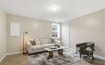 8310 Rolling Rd in Manassas, VA - Foto de edificio - Building Photo