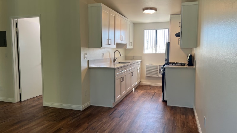 7424 Radford Ave in Los Angeles, CA - Building Photo