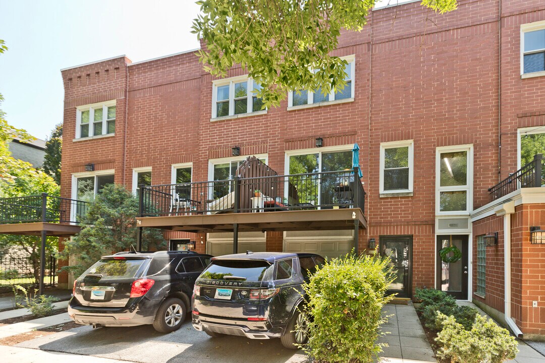1827 W Oakdale Ave in Chicago, IL - Building Photo