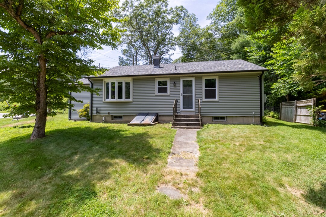 2 Anderson Dr in Ledyard, CT - Building Photo
