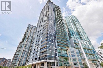 223-2223 Webb Dr in Mississauga, ON - Building Photo - Building Photo