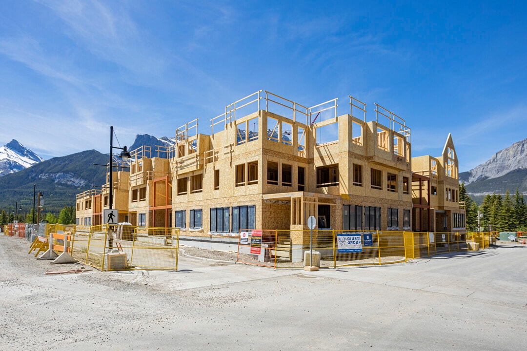 The Arnica Lodge in Canmore, AB - Building Photo