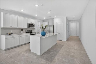 27823 Solis Grande Dr in Bonita Springs, FL - Foto de edificio - Building Photo
