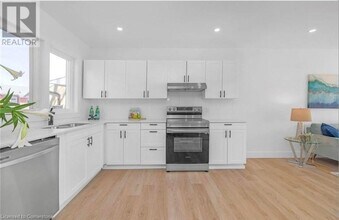 1029 Shepherds Dr in Burlington, ON - Building Photo - Building Photo
