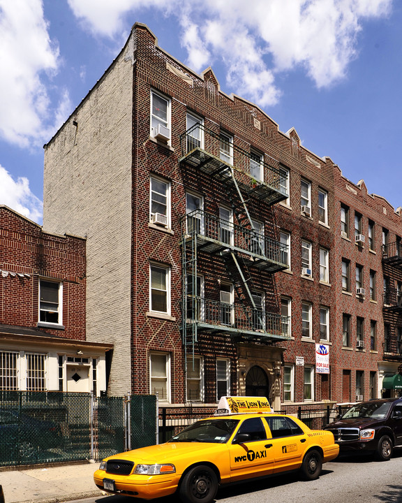 48-20 46th Street in Flushing, NY - Building Photo