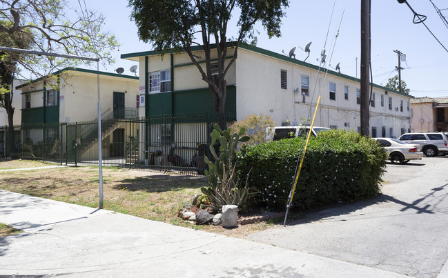 2619-2631 Brighton Ave in Los Angeles, CA - Foto de edificio - Building Photo