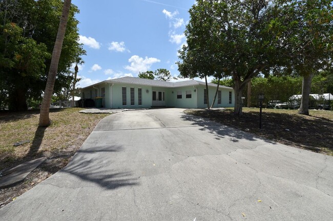 3461 Lakeview Dr in Naples, FL - Building Photo - Building Photo