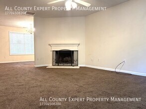 7066 Ravenwood Ln in Stonecrest, GA - Foto de edificio - Building Photo