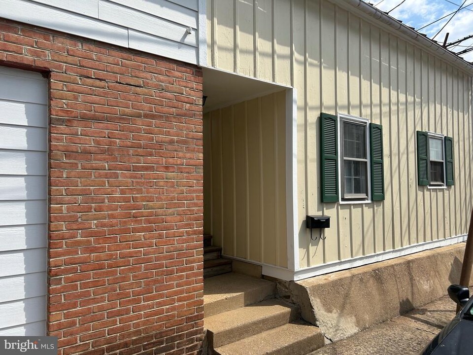 102 Royal St SW-Unit -B in Leesburg, VA - Foto de edificio